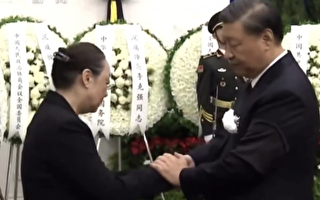 李克强神秘女儿送花圈 妻与习握手细节惹议