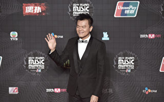 JYP、LE SSERAFIM挑战滑步舞 观众反应逗趣