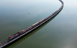 泰国季节限定“漂浮火车” 如《神隐少女》场景