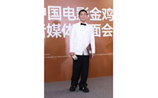 梁朝伟拎金鸡奖座一小举动 惹小粉红玻璃心碎