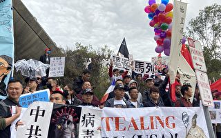 组图：拜习会庄园附近 大量人士抗议中共暴政