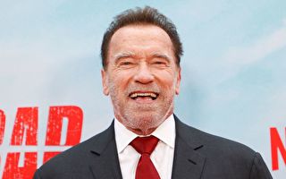 阿诺上播客受访 宠物驴突然出现讨食大抢镜头