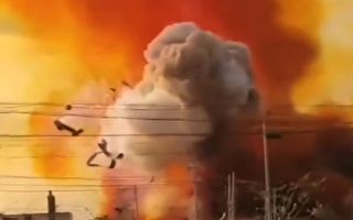 河南焦作一工厂爆炸 腾起蘑菇云状橙色烟雾