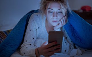 电子产品的蓝光会使皮肤老化？ 专家这么说