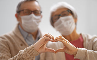 英国百岁老人81年婚姻 披露幸福和长寿秘诀