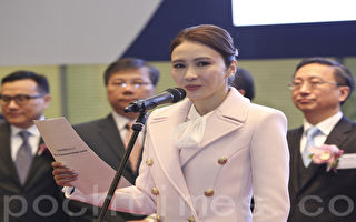 黎姿曾因弟出车祸退圈 如今黎婴站立拍全家福