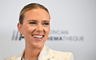 儿子是“可怕的两岁” 却比史嘉蕾像明星受欢迎