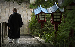 他进到了寺院的壁画中  老僧说了一句“幻由心生”
