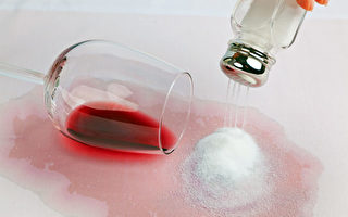 专家教你轻松清理布料上的红酒和酱汁污渍