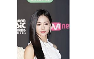 周子瑜弹古筝贺新年 穿古装以秀丽面容搞笑