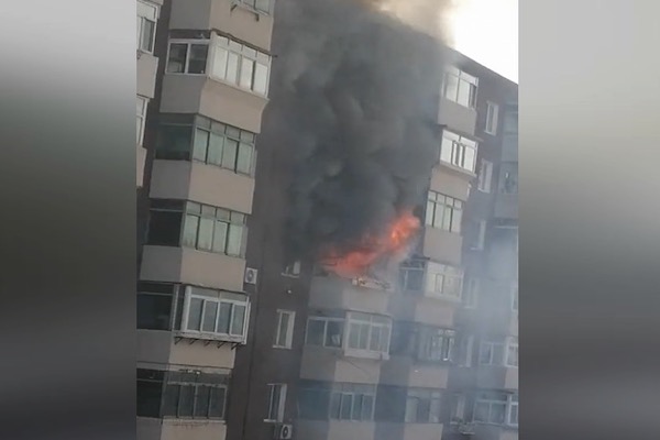 辽宁接连发生爆燃 沈阳小区大火从阳台喷出