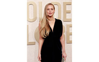 举办婚礼不轻松 珍妮弗坦言压力大吓坏了