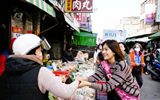 蔡其昌太太出动固票 林楚茵陪同市场扫街
