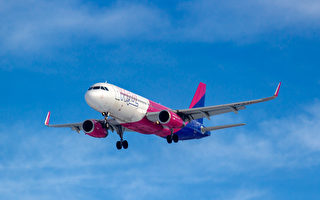 英国空姐称机上拍到闪烁粉红色光不明物体