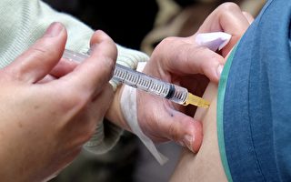 施打新冠疫苗后若有发烧、肌肉痛、恶心等副作用，都有方法可缓解。 (SAM YEH/Getty Images)