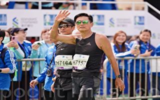 周润发成功跑完半马赛事 竟被老婆罚400元