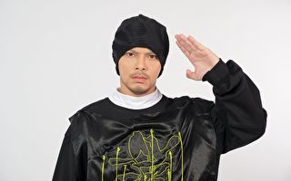 黄袍维尼嘲讽谁？黄明志庆龙年新歌又爆红