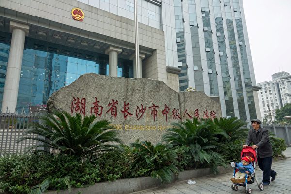 大陆律师挖祖坟式辩护和占坑辩护 引热议