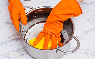 烧焦的锅不要扔 用小苏打清理焕然一新