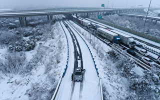 陆男自驾回家过年 被困高速6天5夜 吃光年货