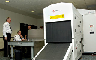 纽约机场X光安检 赫然发现行李箱中有活猫