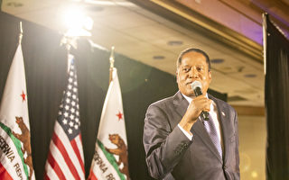 跟父亲冷战十年 直到发现父亲的过去 他羞愧了