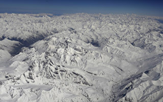 身上覆满白雪 印度修行者山区打坐画面惊人