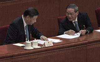 中共两高报告时主席台现异常：众人交头接耳