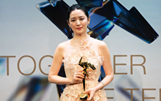李英爱荣膺电影大奖 盛装出席获赞气质天花板