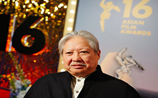 坐轮椅上街遇断腿乞丐让路 洪金宝送大钞获赞