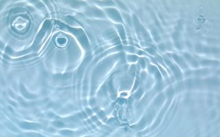 美国女子罹患罕见“水过敏” 不能喝水洗澡