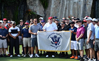 川普和家人过节 在巴伦头上竖“兔子耳朵”