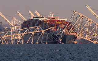 美国巴尔的摩大桥被船撞塌 两名落水者获救