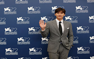 李易峰遭封杀2年现身机场 被粉丝包围跟拍