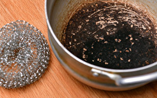 锅子烧焦这样刷干净 不费吹灰之力