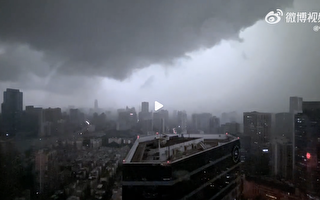 超长飑线肆虐 广州白昼秒变黑夜 画面骇人