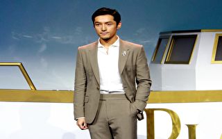 胡歌上街疑为妻买包子 获网友赞“好接地气”