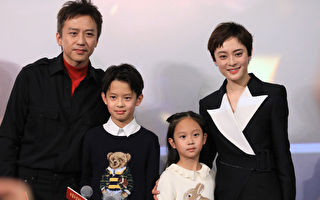 孙俪夫妇为女儿庆生 “小花”脸蛋又被亲变形