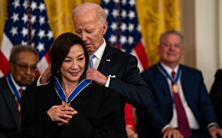 杨紫琼赴白宫领奖 总统拜登一度口误喊错名