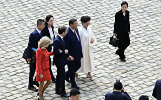 习访法再出丑 白衣黑杯被指不吉利