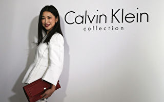 大陆女星朱珠北京摆地摊 奢侈品超低价出售