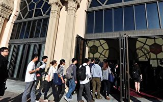 父母没钱了 中国留学生面临“断供”压力