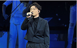 陈奕迅突宣布取消演唱会 开场前含泪鞠躬道歉