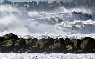 组图:巨浪袭加州海岸 “如世界末日一样”