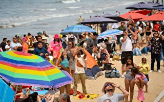 组图:墨西哥民众聚海滩胜地 观日全食奇景