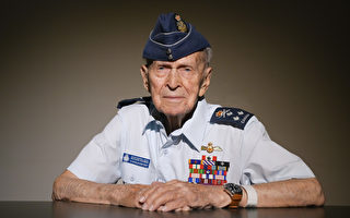 加国百岁老兵抵法国 参加诺曼底登陆80周年纪念