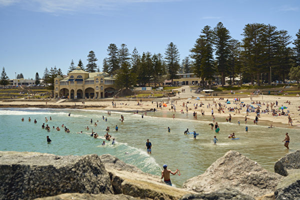 专家:泳衣颜色会影响孩子在泳池中的安全