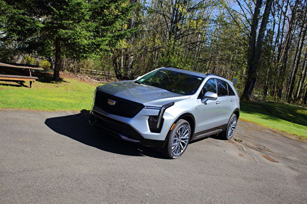 【车评】真一体萤幕 2024 Cadillac XT4 Sport