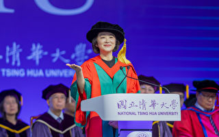 林青霞为台湾清大毕业生致词 家长比学生还兴奋