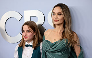 安洁莉娜裘莉盛装走红毯 15岁小女儿紧相随